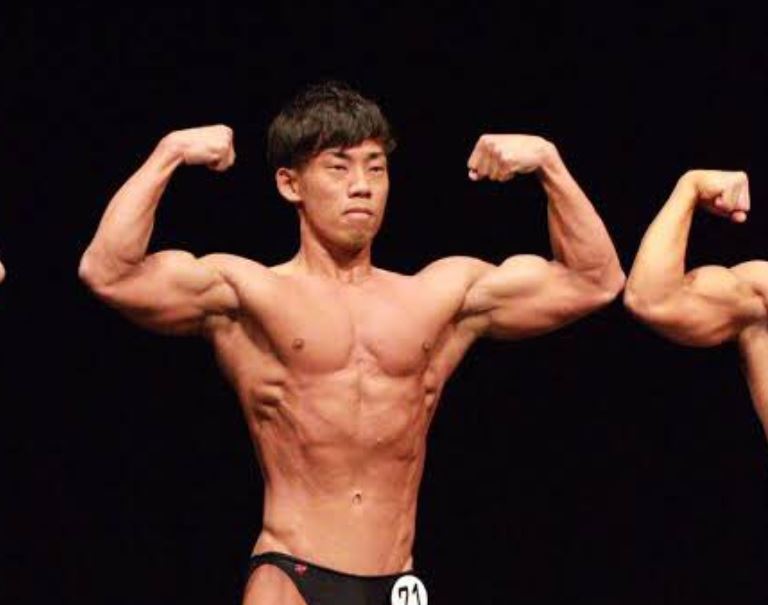ミルクボーイ駒場の筋肉がヤバい!ボディビル経歴やマッチョ画像も!